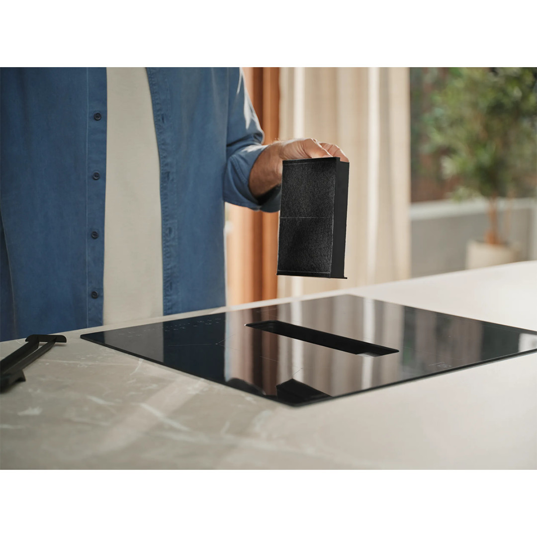 Electrolux 600 XT Bridge, platums 60 cm, melna - Iebūvējama indukcijas plīts virsma ar tvaika nosūcēju