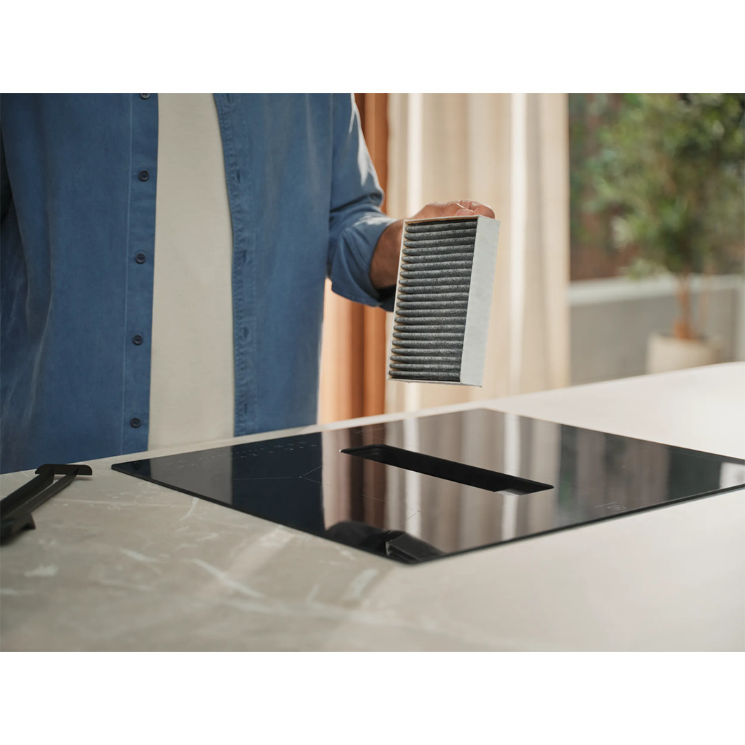 Electrolux 600 XT Bridge, platums 60 cm, melna - Iebūvējama indukcijas plīts virsma ar tvaika nosūcēju