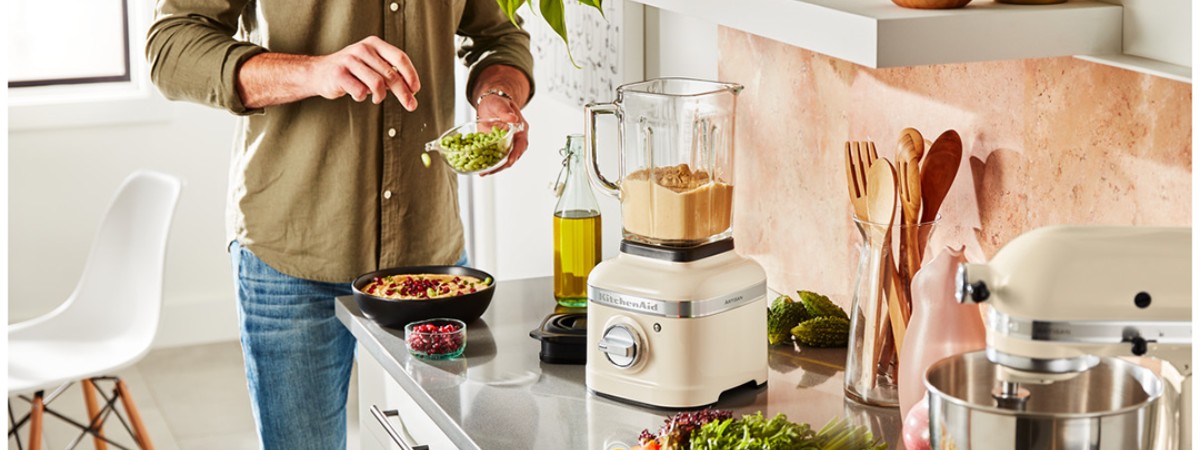 KitchenAid K 400 blenderis virtuvē, vīrietis gatavo ēdienu ar blenderi