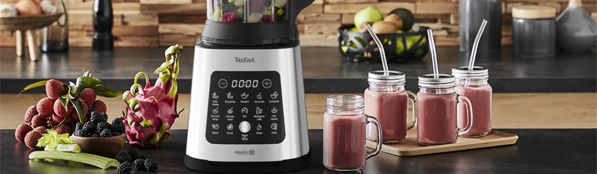 Tefal Perfectmix Cook supiblender köögitasapinnal koos värskete marjade ja nelja smuutiklaasiga
