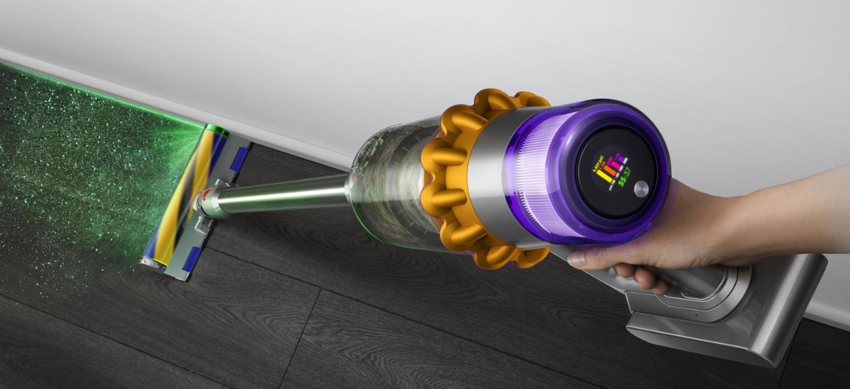 Dyson putekļu sūcējs sūc netīrumus