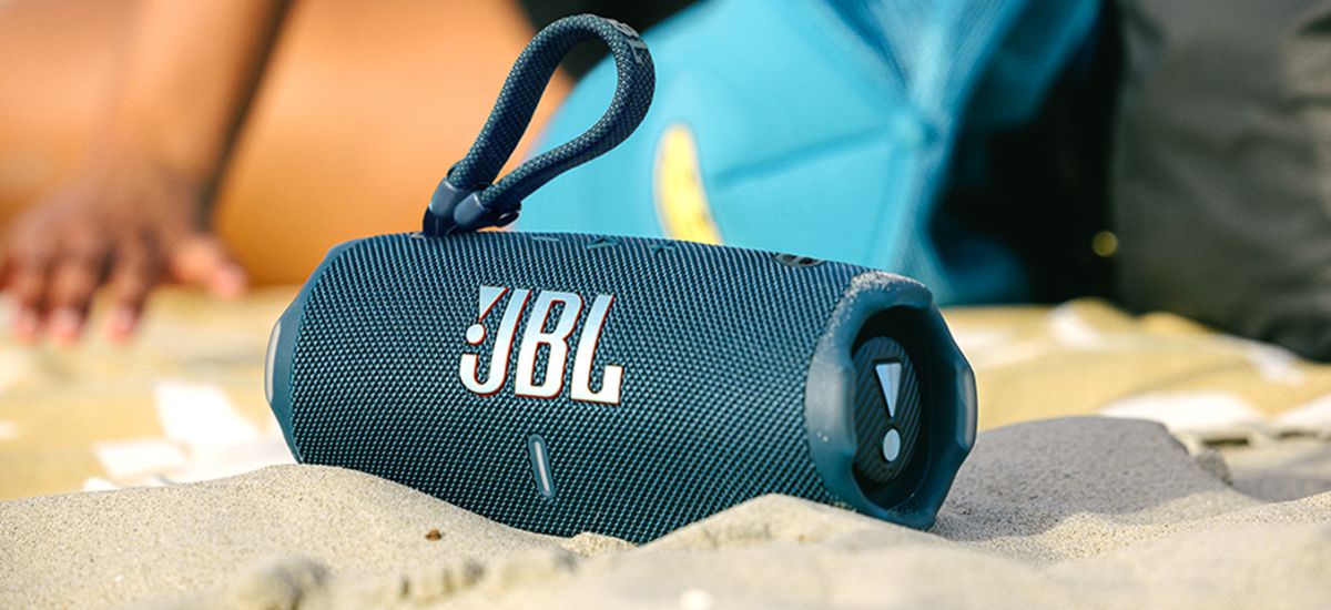 JBL Charge portatīvais skaļrunis pludmales smiltīs