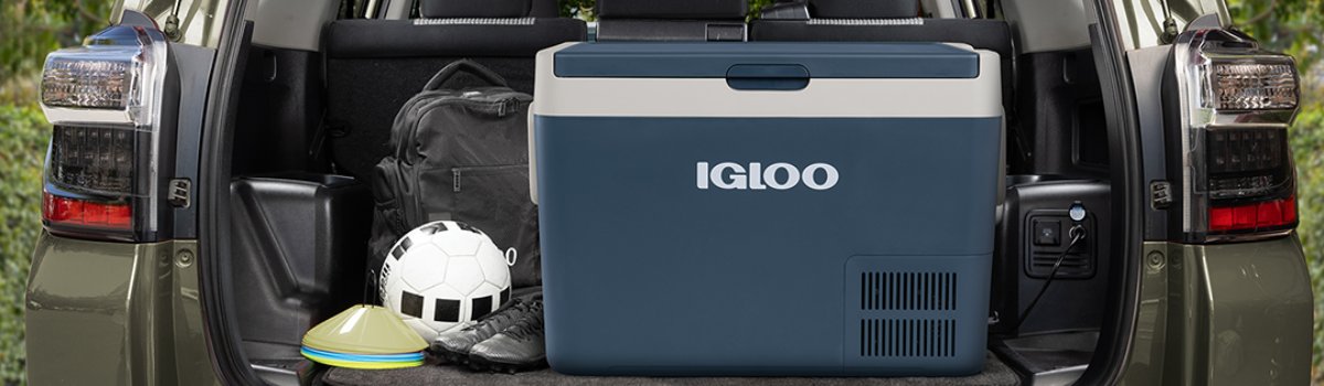 Igloo aukstuma kaste automašīnā ar sporta inventāru un futbola bumbu