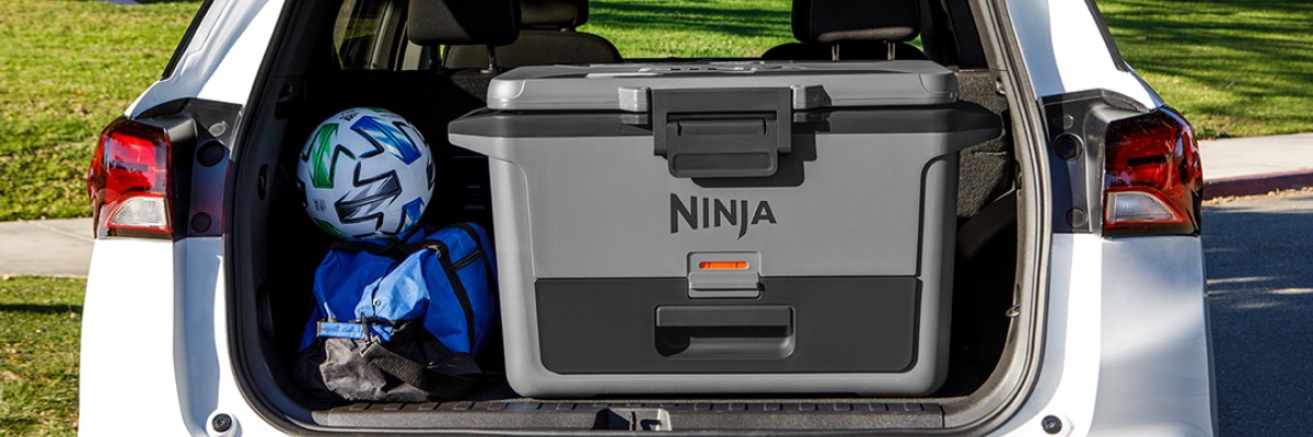 Ninja FrostVault auto ledusskapis automašīnas bagāžniekā ar sporta inventāru