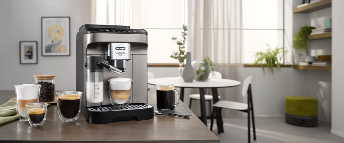 DeLonghi Magnifica Evo pilnautomātiska kafijas mašīna virtuvē