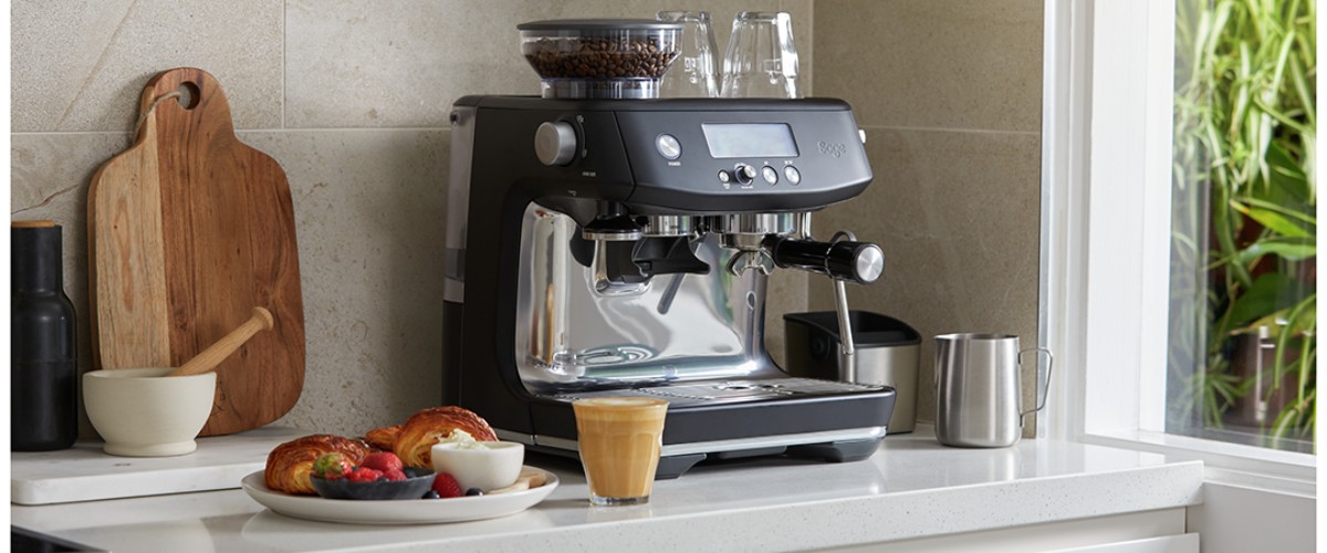 Sage The Barista Pro pusautomātiska espresso automāts virtuvē.