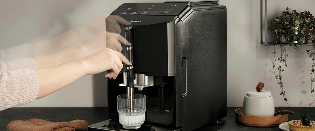 Pilnībā automātiska espresso mašīna Siemens EQ300 uz virtuves galda