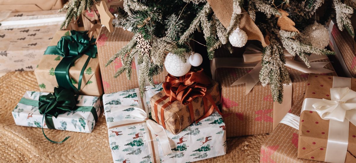 Ziemassvetku egle ar dāvanām