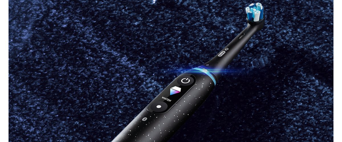 Melna elektriskā zobu birste Oral-B iO10 sērija uz tumši zila fona