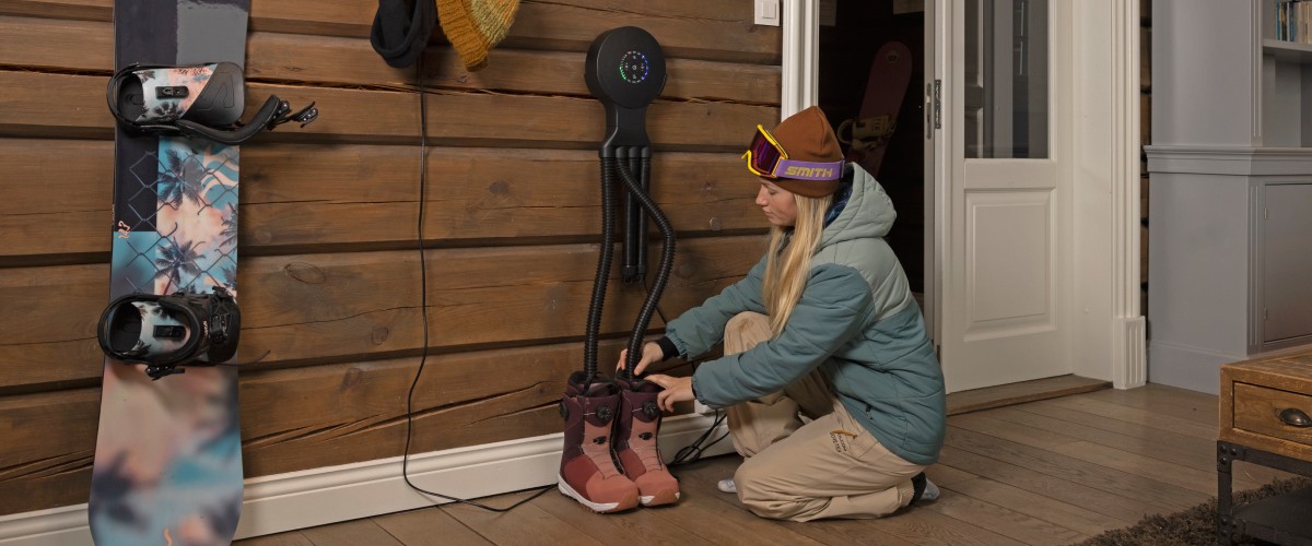 Pie sienas piestiprināts Hedgehog apavu žāvētājs žāvē ziemas zābakus priekšnamā