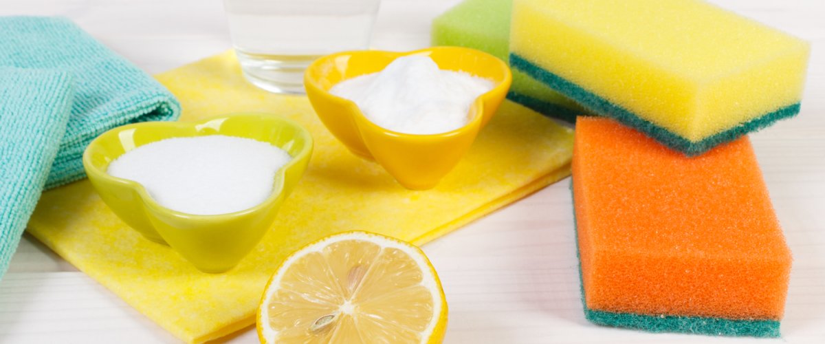 Citrons, dzeramā soda un tīrīšanas sūkļi dabīgai cepeškrāsns tīrīšanai