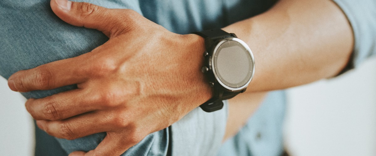 Klasiska dizaina vīriešu viedpulkstenis uz rokas ikdienas lietošanā