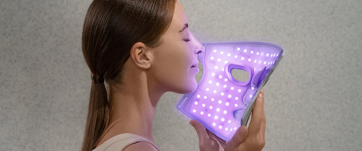 Sieviete uzliek Nanoleaf LED gaismas terapijas sejas masku