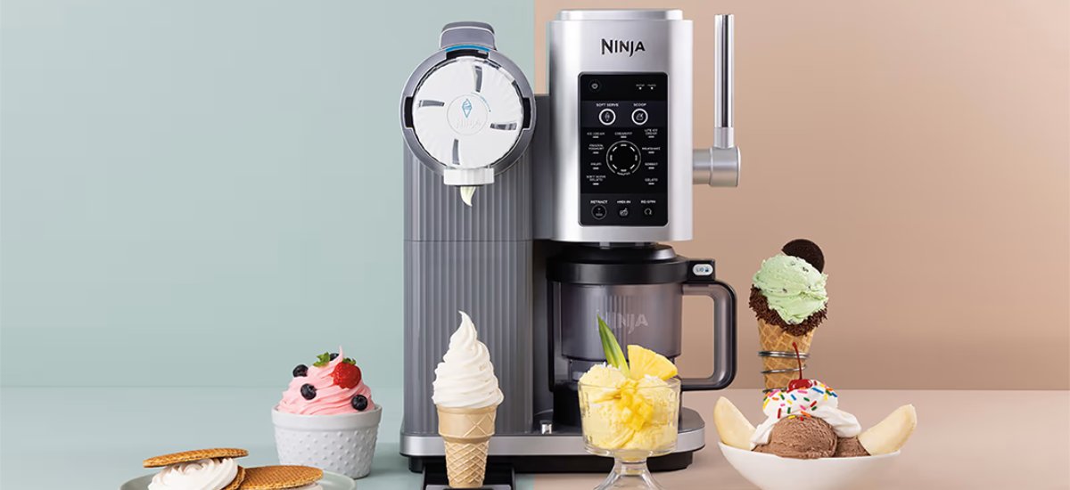 Ninja Swirl CREAMI saldējuma mašīna uz virtuves skapīša 