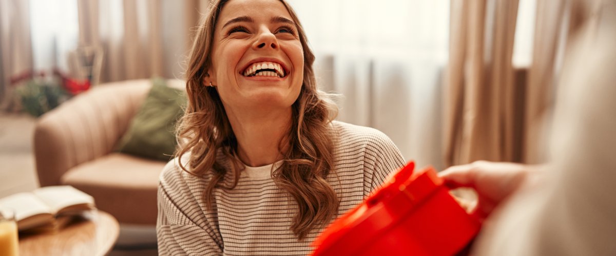 Smaidīga sieviete saņem Valentīndienas dāvanu