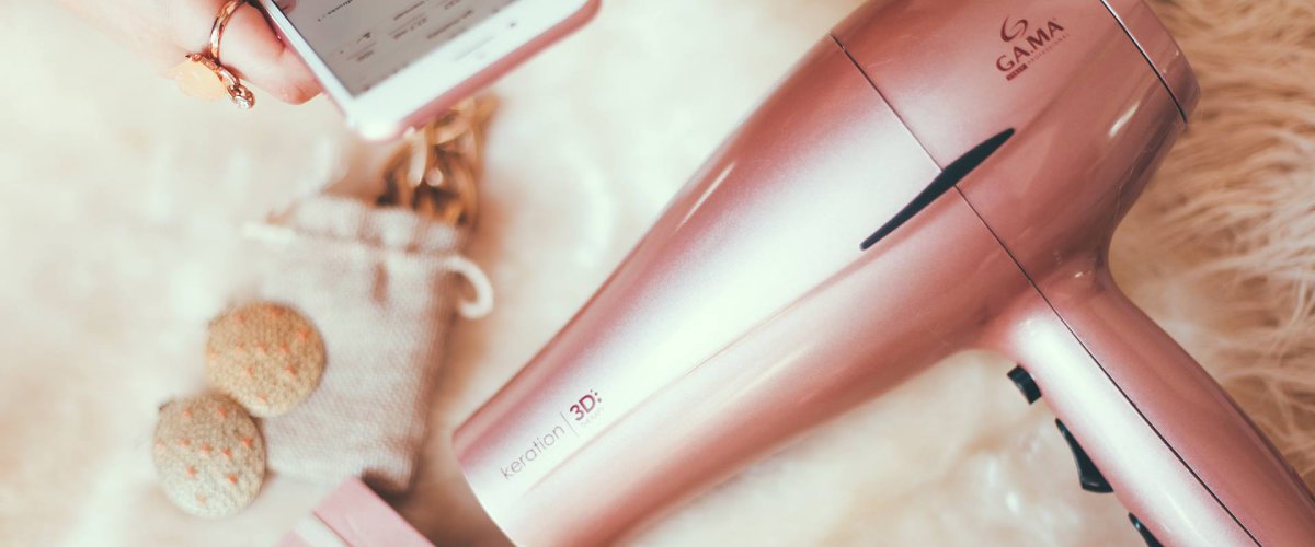 Matu fēns matu žāvēšanai un veidošanai kopā ar skaistumkopšanas piederumiem