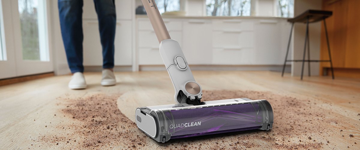 Bezvadu putekļu sūcējs efektīvi savāc putekļus un netīrumus no cietās grīdas, izmantojot jaudīgu birstes rulli un QuadClean tehnoloģiju.