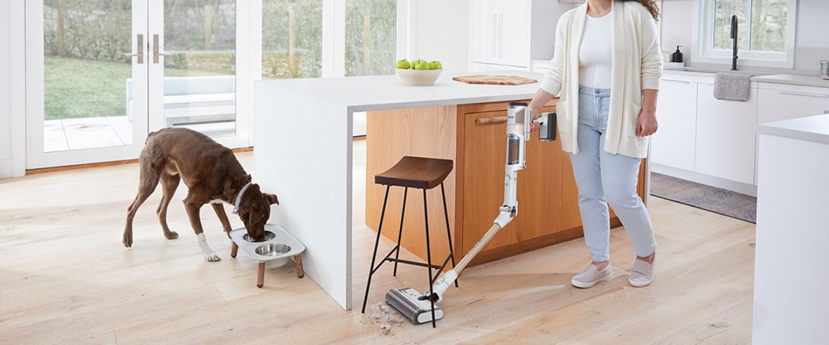 Bezvadu rokas putekļsūcējs attīra virtuves grīdu no netīrumiem un drupačām, lieliski piemērots mājām ar mājdzīvniekiem ikdienas uzkopšanai.