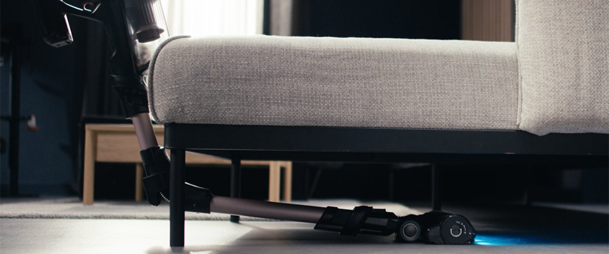 Bezvadu Tefal X-Force Flex rokas putekļu sūcējs ar lokanu kātu tīra zem dīvāna, viegli sasniedzot zemas un grūti pieejamas vietas