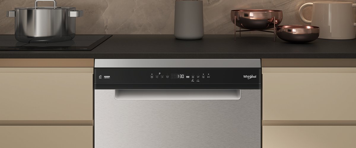 Brīvi stāvošas Whirlpool trauku mazgājamās mašīnas priekšējais panelis tuvplānā