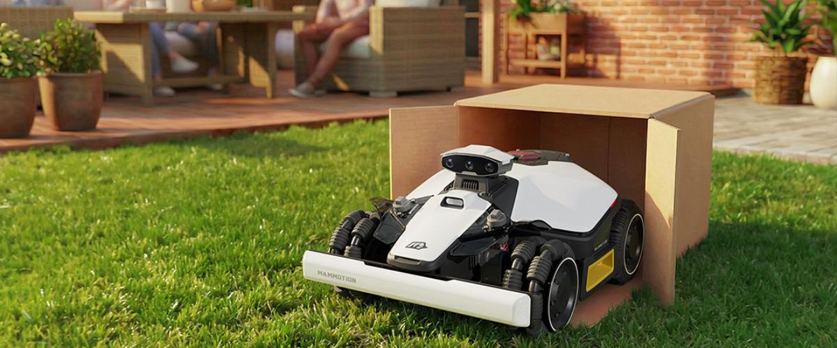 Mammotion LUBA Mini 2 AWD 1000 robotizētais zāles pļāvējs uzlādes stacijā mājas dārzā – pilnpiedziņas robotizētais zāles pļāvējs bez perimetra vada līdz 1000 m² zālienam un dārzam ar slīpumiem