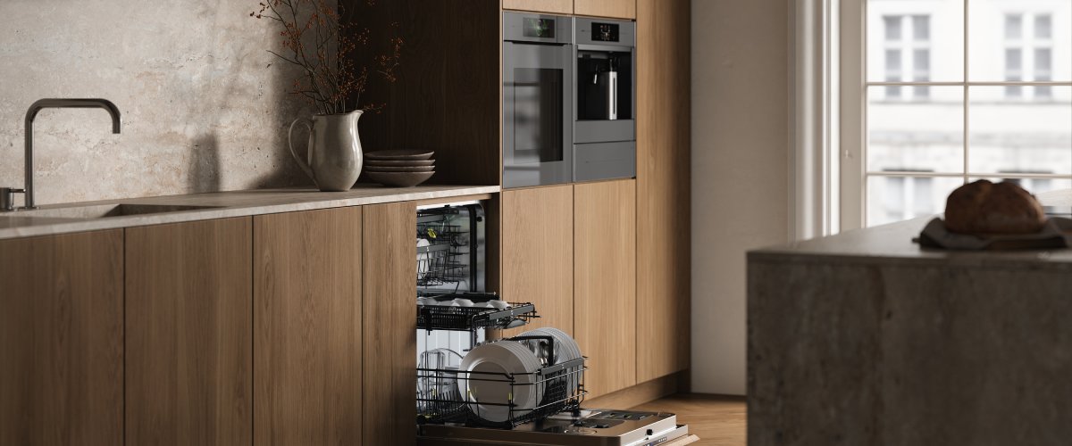 ASKO Celsius iebūvējamā cepeškrāsns un atvērta trauku mazgājamā mašīna koka apdares virtuvē