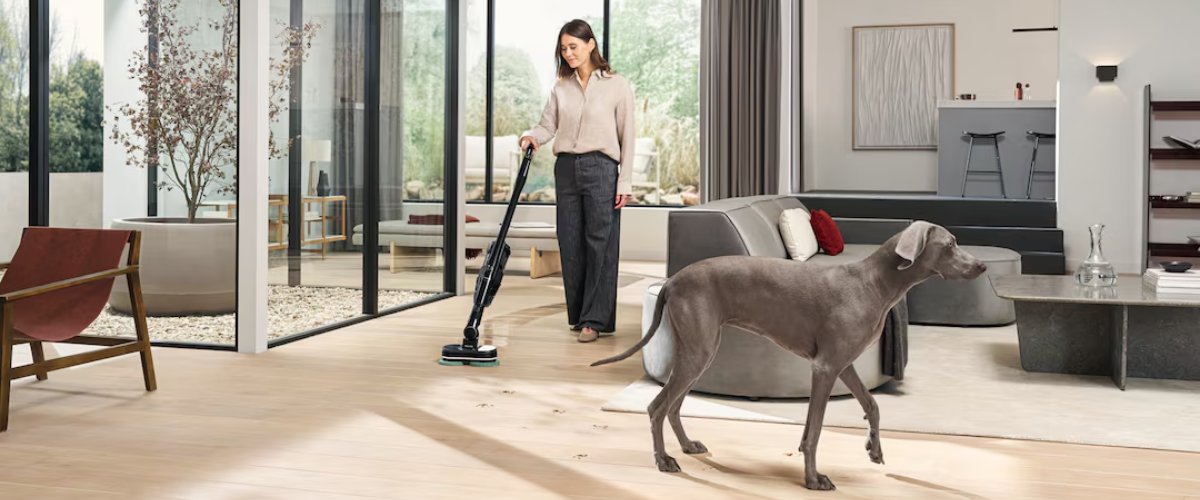 Ar Miele Triflex HX3 Plus Aqua bezvadu putekļu sūcēju tiek mazgāta koka grīda ar suņa ķepu nospiedumiem
