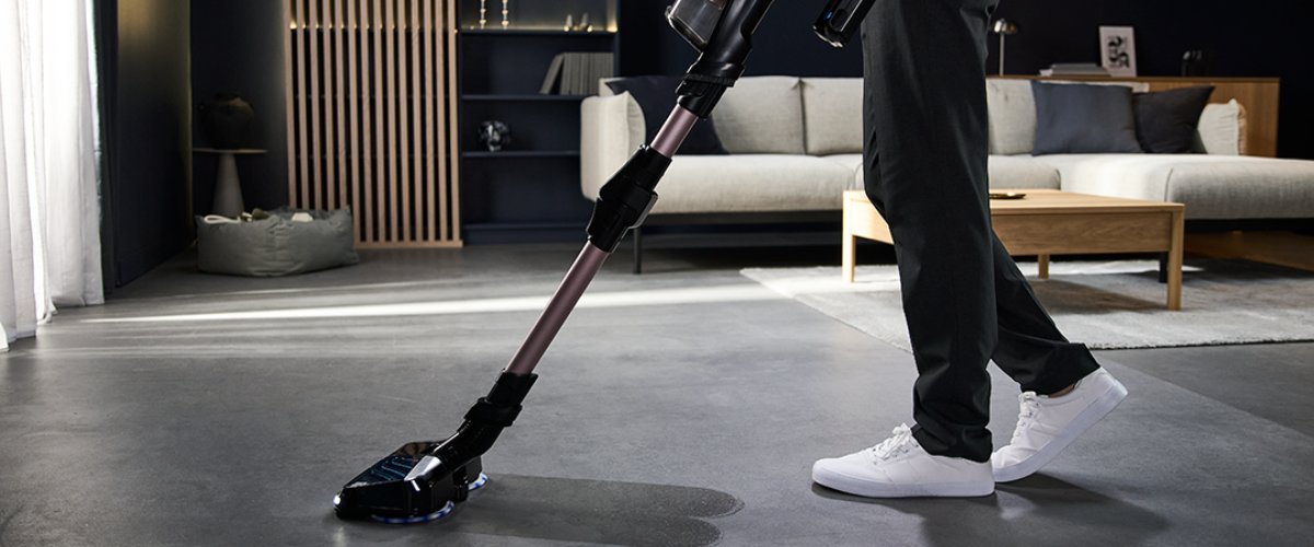 Tefal X-Force Flex 16.60 bezvadu putekļu sūcējs ar mitrās uzkopšanas uzgali mazgā viesistabas grīdu